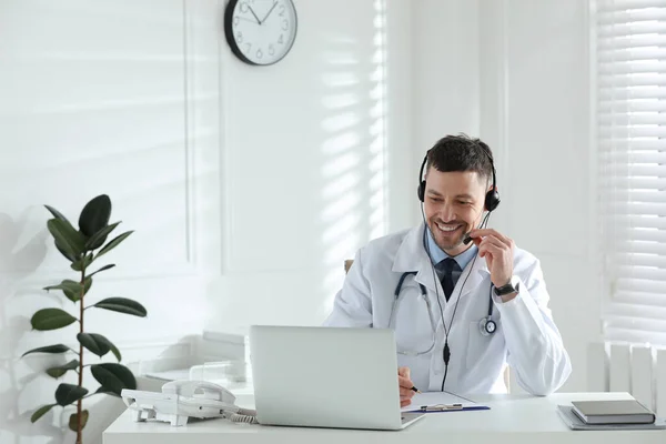 Medico Con Cuffia Consulenza Paziente Online Alla Scrivania Clinica Hotline — Foto Stock