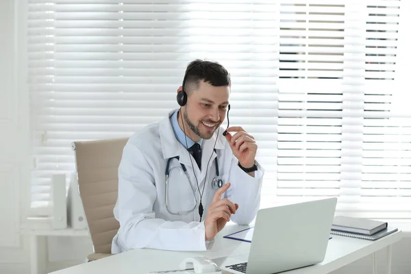 Medico Con Cuffia Consulenza Paziente Online Alla Scrivania Clinica Hotline — Foto Stock