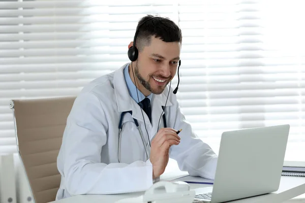 Médico Com Fone Ouvido Consultando Paciente Line Mesa Clínica Linha — Fotografia de Stock