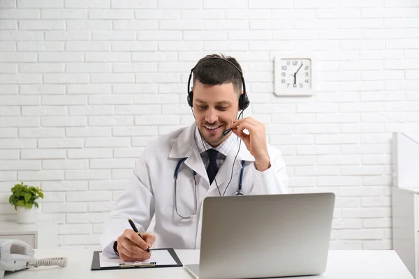 Medico Con Cuffia Consulenza Paziente Online Alla Scrivania Clinica Hotline — Foto Stock