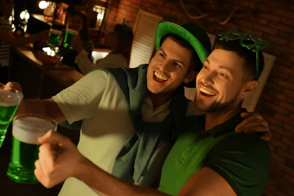 Des Hommes Avec Bière Célébrant Saint Patrick Dans Pub — Photo