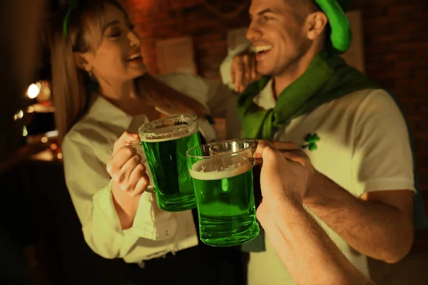 Las Personas Con Cerveza Celebrando Día San Patricio Pub Centran — Foto de Stock
