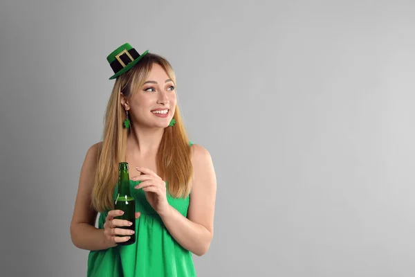 Szczęśliwa Kobieta Stroju Patrick Day Piwem Jasnoszarym Tle Miejsce Tekst — Zdjęcie stockowe