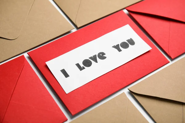 Kaart Met Zin Love You Enveloppen Witte Achtergrond Close — Stockfoto