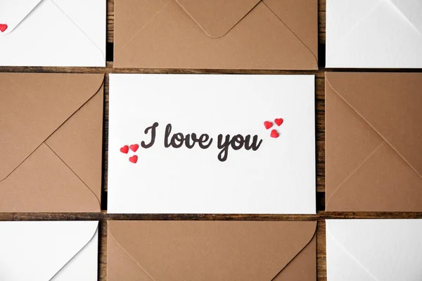 Papier Met Zin Love You Enveloppen Hartvormige Hagelslag Houten Tafel — Stockfoto