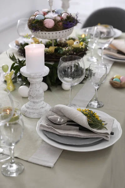 Schöne Oster Tischdekoration Mit Floralem Dekor Drinnen — Stockfoto