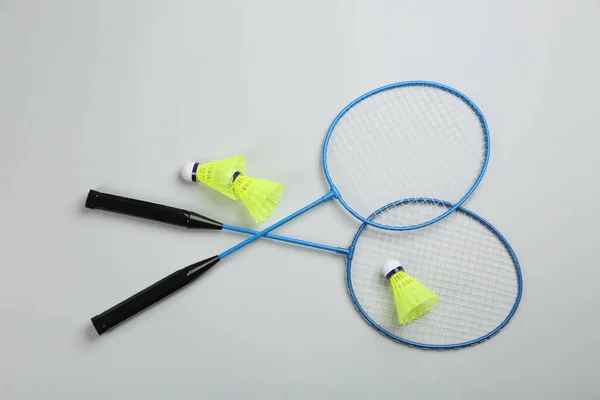 Raquetas Lanzaderas Sobre Fondo Gris Claro Plano Equipo Bádminton — Foto de Stock