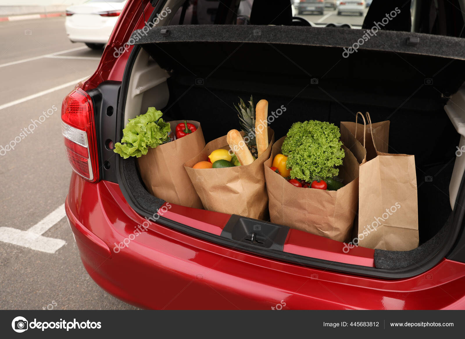Tüten Voller Lebensmittel Kofferraum - Stockfotografie: lizenzfreie Fotos ©  NewAfrica 445683812