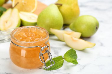 Lezzetli armut reçeli ve beyaz mermer masada taze meyveler. Metin için boşluk