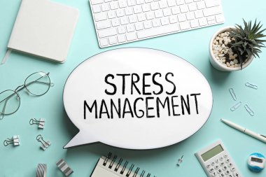 Konuşma baloncuğu ışık kutusunun düzleştirilmiş bileşimi turkuaz arka planda Stres YönetimiName