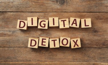 Tahta zemin üzerinde dijital detoks yazılı küp, düz uzanma