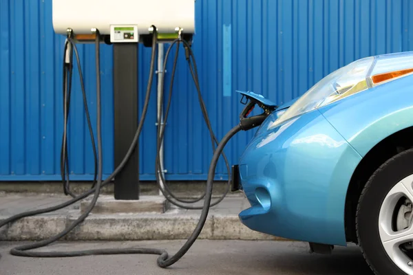 Carga Coche Eléctrico Moderno Desde Estación Aire Libre — Foto de Stock