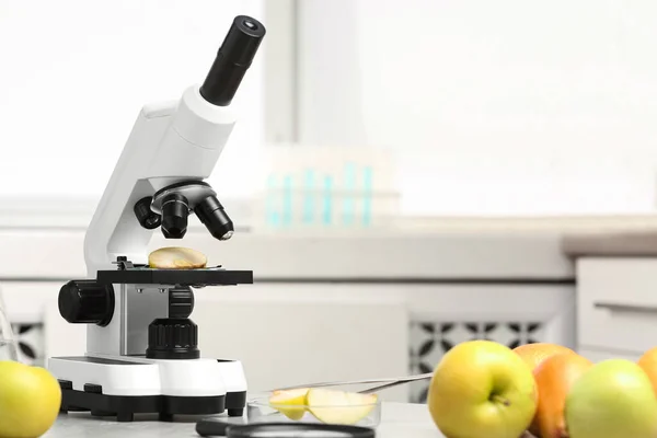 Microscoop Met Schijfje Appel Tafel Laboratorium Ruimte Voor Tekst Vergiftigingsdetectie — Stockfoto