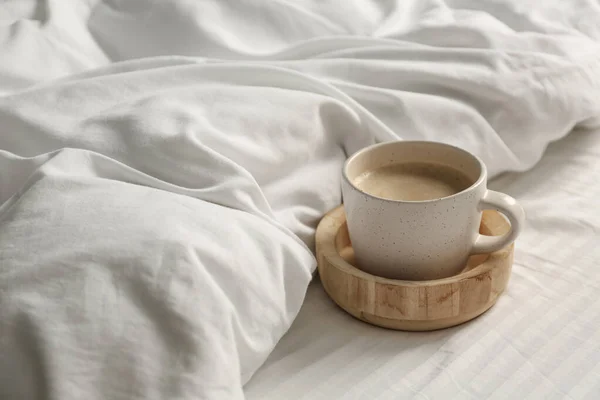 Taza Café Aromático Cama Con Manta Suave Primer Plano Espacio — Foto de Stock