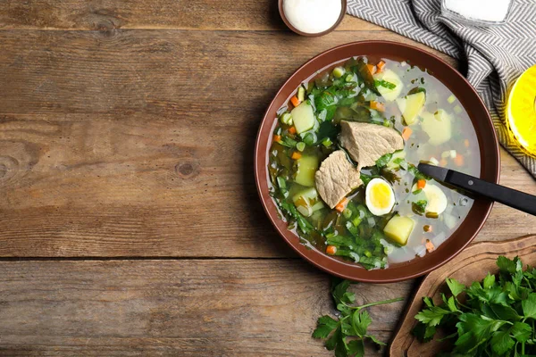 Deliciosa Sopa Acedera Con Carne Huevo Servido Mesa Madera Puesta —  Fotos de Stock