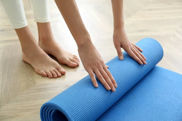 Tapis Yoga Femme Roulant Bleu Intérieur Gros Plan — Photo