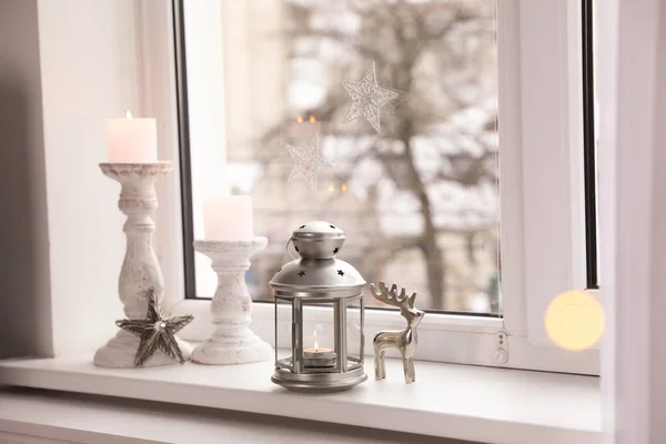 Dekorative Weihnachtslaterne Und Kerzen Auf Fensterbank — Stockfoto