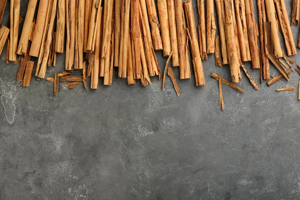 Palitos Canela Aromática Mesa Gris Puesta Plana Espacio Para Texto —  Fotos de Stock