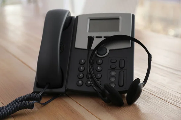 Irodai Asztali Telefon Fülhallgató Fából Készült Asztalon Forróvonal Szolgáltatás — Stock Fotó