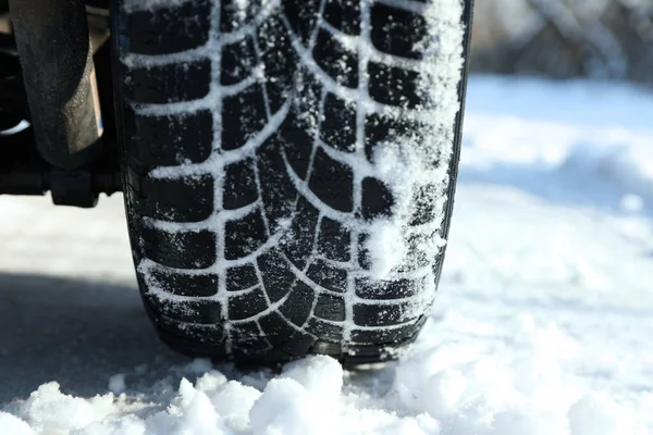 Kış Lastikli Araba Karlı Yolda Yakın Çekim Manzarası — Stok fotoğraf