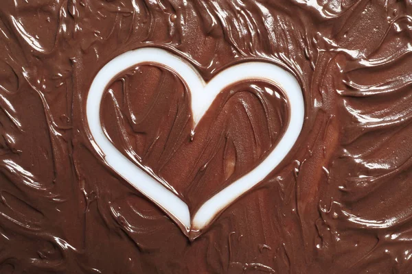 Coração Desenhado Chocolate Com Leite Fundo Branco Vista Superior — Fotografia de Stock