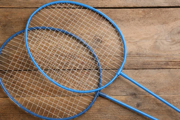 Rackets Houten Tafel Plat Gelegd Badminton Uitrusting — Stockfoto