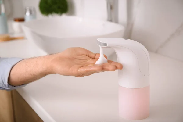 Hombre Usando Dispensador Jabón Automático Baño Primer Plano —  Fotos de Stock