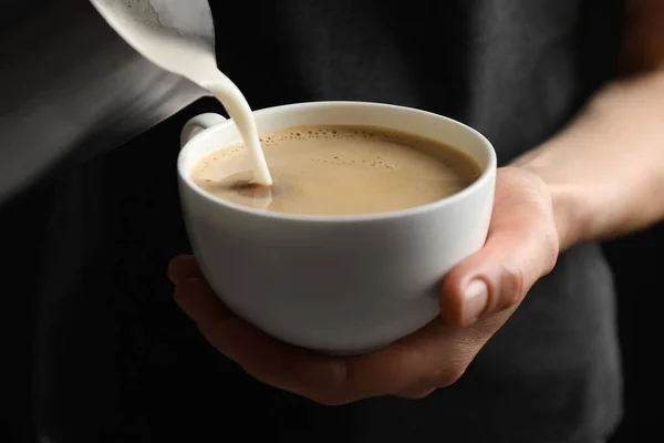 Egy Tejet Önt Egy Csésze Forró Kávéba Közelről — Stock Fotó