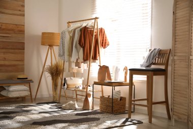 Soyunma odasının içi ahşap mobilyalarla dolu.