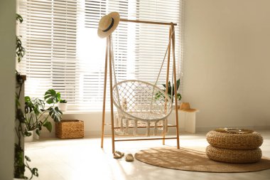 Şık bir odada rahat bir hamak sandalyesi. İç tasarım