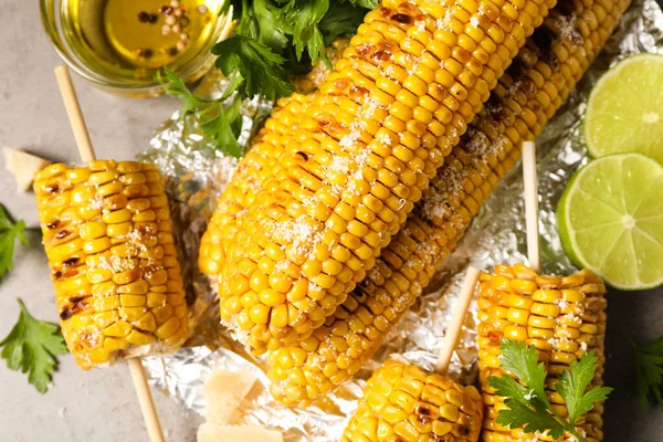 Delicious Grilled Corn Cobs Grey Table Flat Lay — Stock Photo, Image