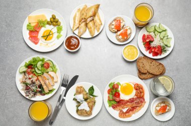 Büfe servisi. Açık gri masadaki birçok farklı tabağın çerçevesi, metin için boşluk