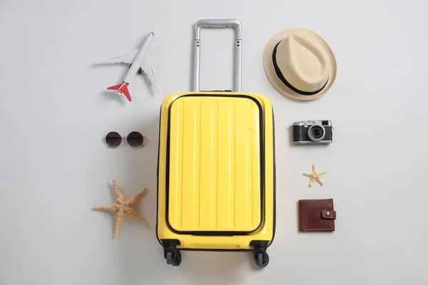 Composición Plana Con Maleta Accesorios Viaje Sobre Fondo Gris Vacaciones — Foto de Stock