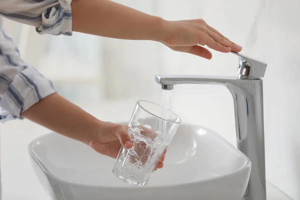 Woman Filling Glass Water Faucet Sink Closeup — Stock Photo, Image