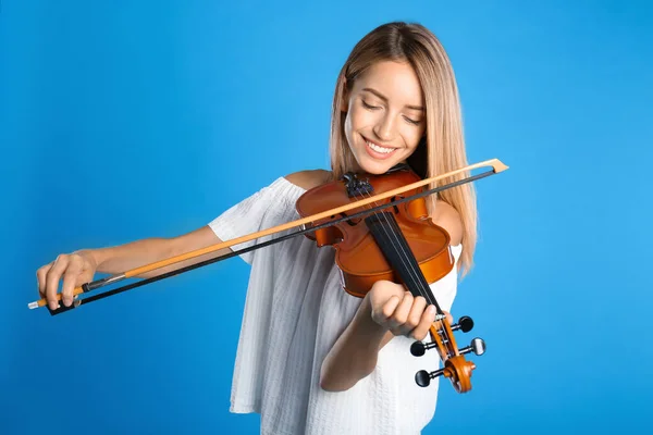 Mulher Bonita Tocando Violino Fundo Azul — Fotografia de Stock