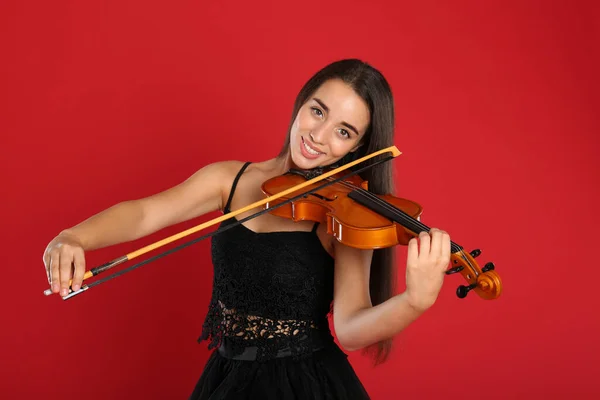 Mulher Bonita Tocando Violino Fundo Vermelho — Fotografia de Stock