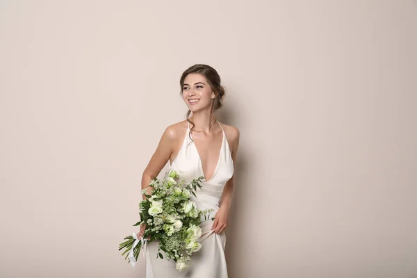 Junge Braut Trägt Brautkleid Mit Schönem Strauß Auf Beigem Hintergrund — Stockfoto