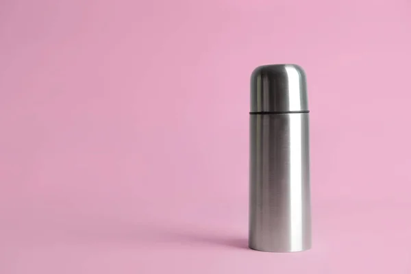 Elegante Bottiglia Termo Sfondo Rosa Spazio Testo — Foto Stock
