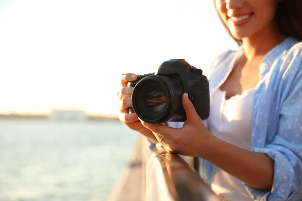 Jovem Fotógrafo Com Câmera Profissional Livre Close Espaço Para Texto — Fotografia de Stock