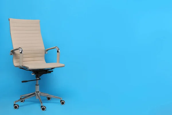 Cadeira Escritório Confortável Fundo Azul Claro Espaço Para Texto — Fotografia de Stock