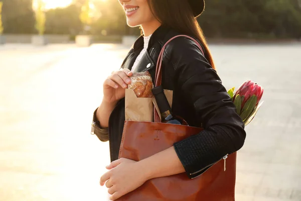 Vrouw Met Lederen Shopper Tas Straat Close — Stockfoto