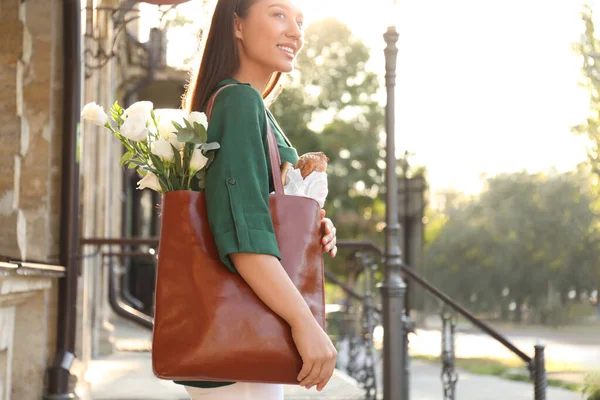 Vrouw Met Lederen Shopper Tas Buurt Van Gebouw — Stockfoto