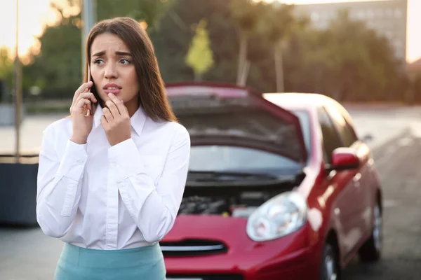 Mulher Estressada Falando Telefone Perto Carro Quebrado Livre — Fotografia de Stock
