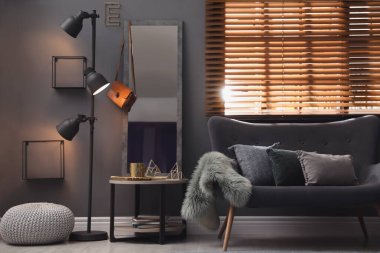 Gri duvarın yanındaki modern büyük ayna. İç tasarım