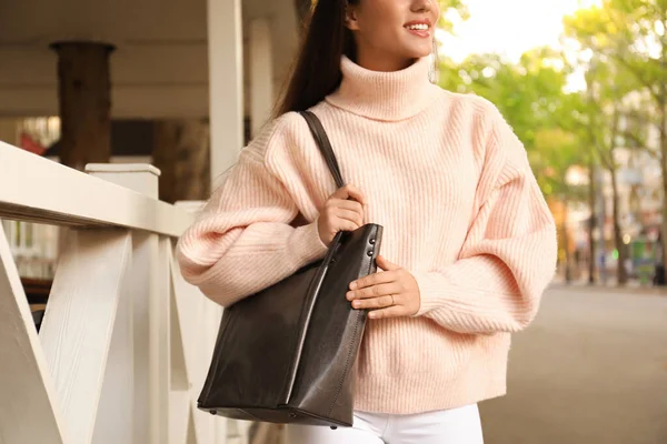 Vrouw Met Stijlvolle Shopper Tas Buiten Close — Stockfoto