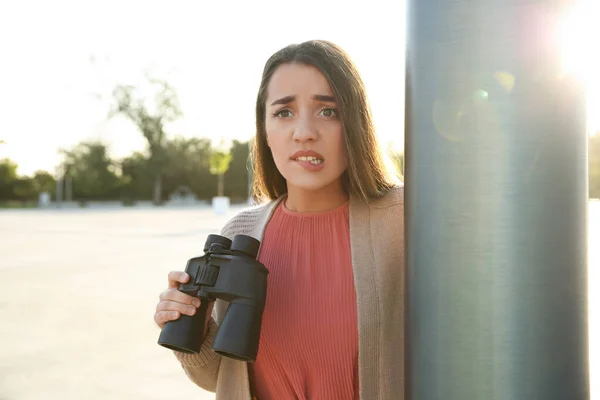 Jaloerse Vrouw Met Verrekijker Bespioneren Vriendje Buiten — Stockfoto