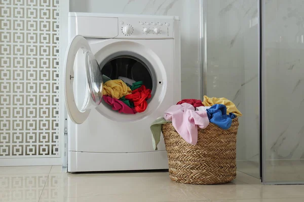 Keranjang Wicker Laundry Dengan Pakaian Yang Berbeda Dekat Mesin Cuci — Stok Foto