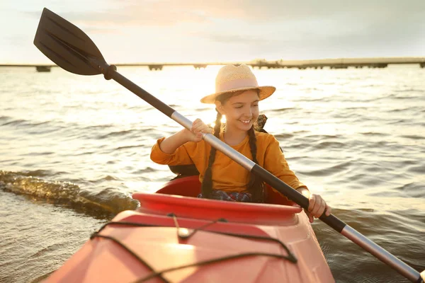Happy Girl Kayaking River Summer Camp Activity — Stock Photo, Image