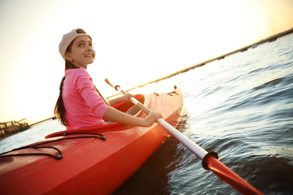 Glückliches Mädchen Beim Kajakfahren Auf Dem Fluss Aktivitäten Sommerlager — Stockfoto