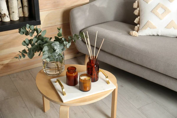 Eukalyptuszweige Aromatisches Schilfrohr Und Kerzen Auf Dem Holztisch Wohnzimmer Interieur — Stockfoto